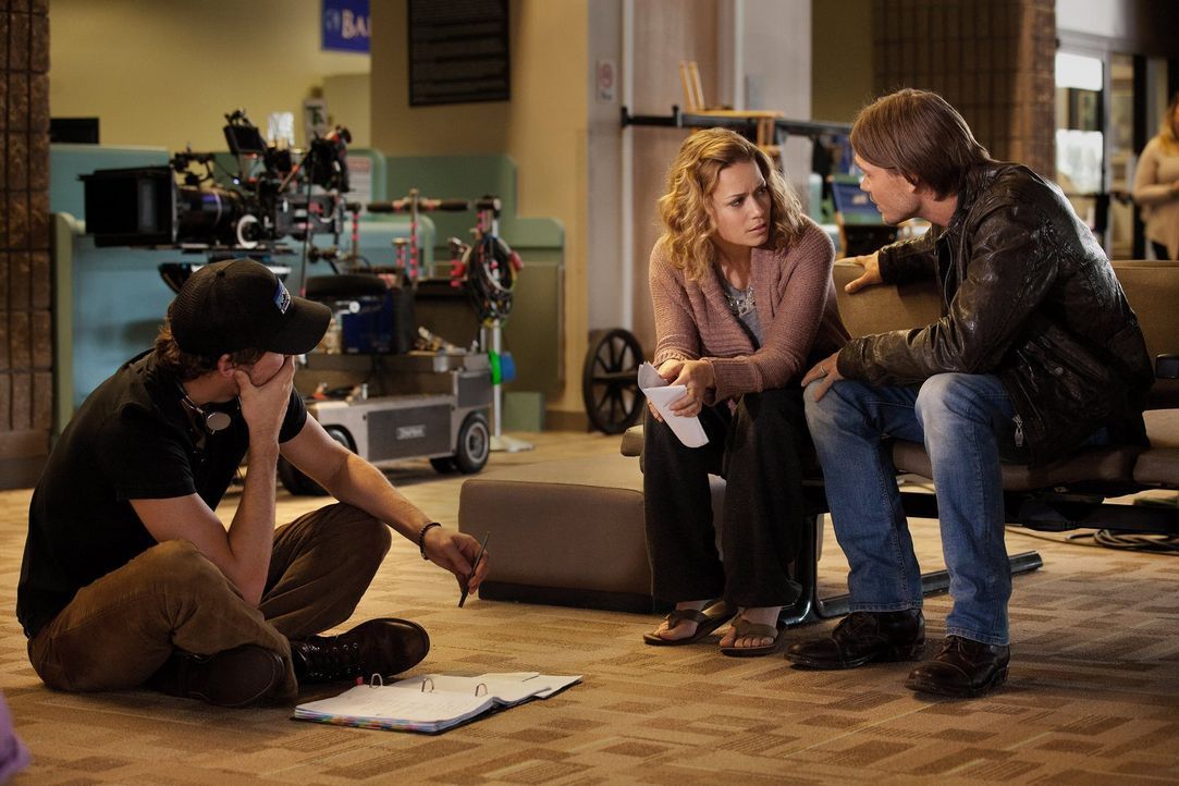 Während Haley (Bethany Joy Galeotti, M.) bei der Suche nach dem entführten Nathan Hilfe von Lucas (Chad Michael Murray, r.) bekommt, muss Brooke zu... - Bildquelle: Warner Bros. Pictures