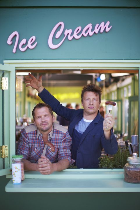 Jamie Oliver (r.) und Jimmy Doherty (l.) brechen gemeinsam auf zu neuen kulinarischen Ufern und durchqueren dabei ganz Europa. Im Gepäck haben sie K... - Bildquelle: David Loftus David Loftus 2014
