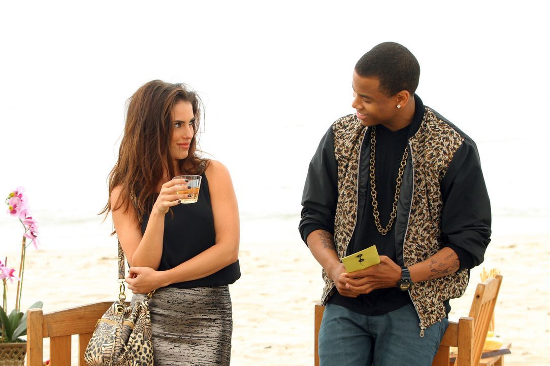 Adrianna (Jessica Lowndes, l.) und Dixon (Tristan Wilds, r.) spielen eine Rolle in Annies Traum, den sie während der Narkose hat ... - Bildquelle: 2012 The CW Network. All Rights Reserved.