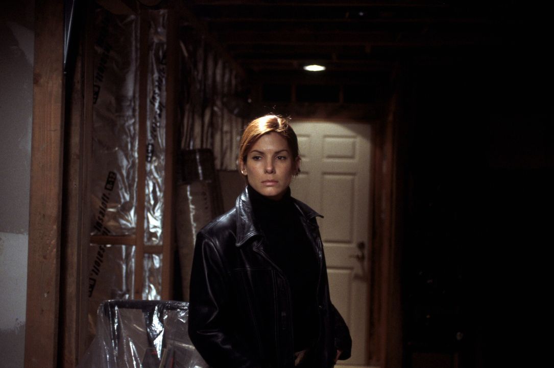 Auf der Suche nach dem Mörder entwickelt Agentin Cassie Mayweather (Sandra Bullock) schon bald die Theorie, dass das Mädchen nur sterben musste, wei... - Bildquelle: Warner Brothers International Television Distribution Inc.