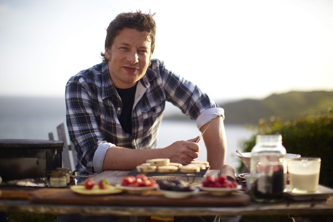 In "Zu Gast bei Jamie Oliver" begibt sich Starkoch Jamie Oliver auf Entdeckungsreise durch Großbritannien, um mehr über die Ursprünge traditionel... - Bildquelle: Fresh One Productions 2011