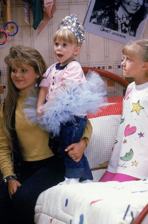 D.J. (Candace Cameron, l.) Michelle (Mary.Kate/Ashley Olsen, M.) und Stepahnie (Jodie Sweetin, r.) sind hellauf begeistert, als Joey in die Show "St... - Bildquelle: Warner Brothers Inc.