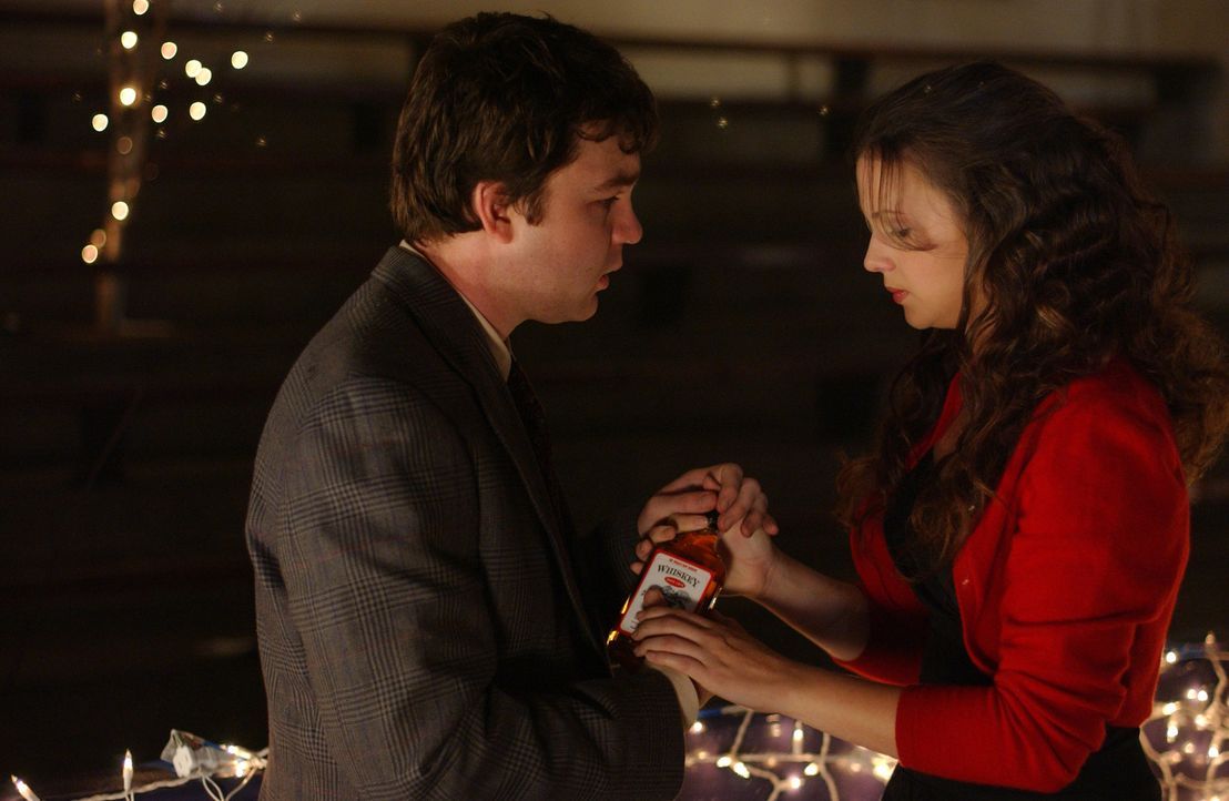Auf anraten von Gott bittet Joan (Amber Tamblyn, r.), ihrem Mitschüler Steve Ramsey (Fred Kohler, l.) mit ihr auf den Halbjahresball zu gehen ... - Bildquelle: Sony Pictures Television
