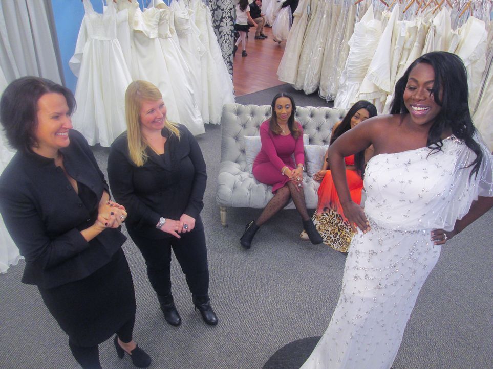 Findet Toni zwei Kleider, die ihren Vorstellungen entsprechen und wird sich die Braut Becky auch gegen den Willen ihrer Begleiter für ein Kleid ents... - Bildquelle: TLC