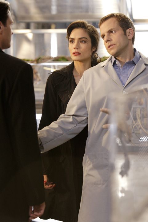 In dem Labor eines Wissenschaftlers (Jeremy Forte, r.) lauert der Vampir Lance (Jason Butler Harner, vorne) seiner Schwester Coraline (Shannyn Sossa... - Bildquelle: Warner Brothers