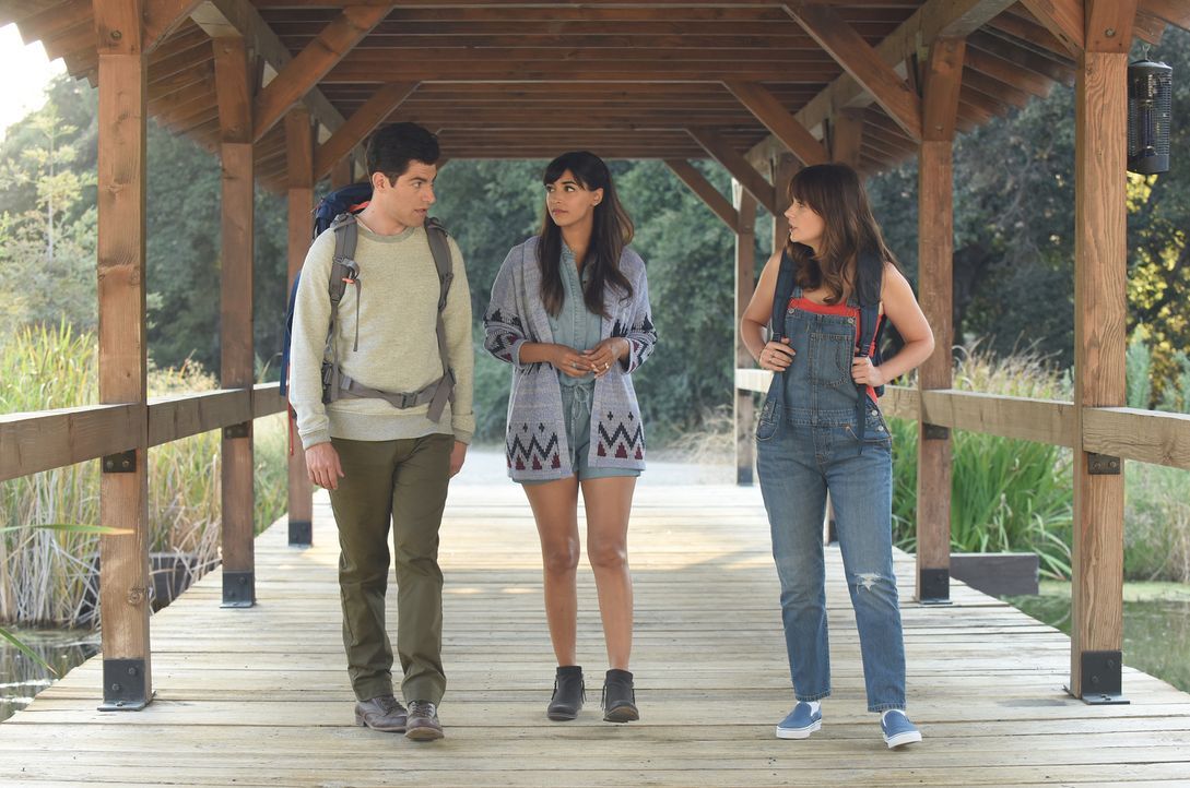 Schmidt (Max Greenfield, l.), Cece (Hannah Simone, M.), Aly und Winston laden Jess (Zooey Deschanel, r.) zu ihrem Ausflug ein - nicht ahnend, dass a... - Bildquelle: 2017 Fox and its related entities.  All rights reserved.