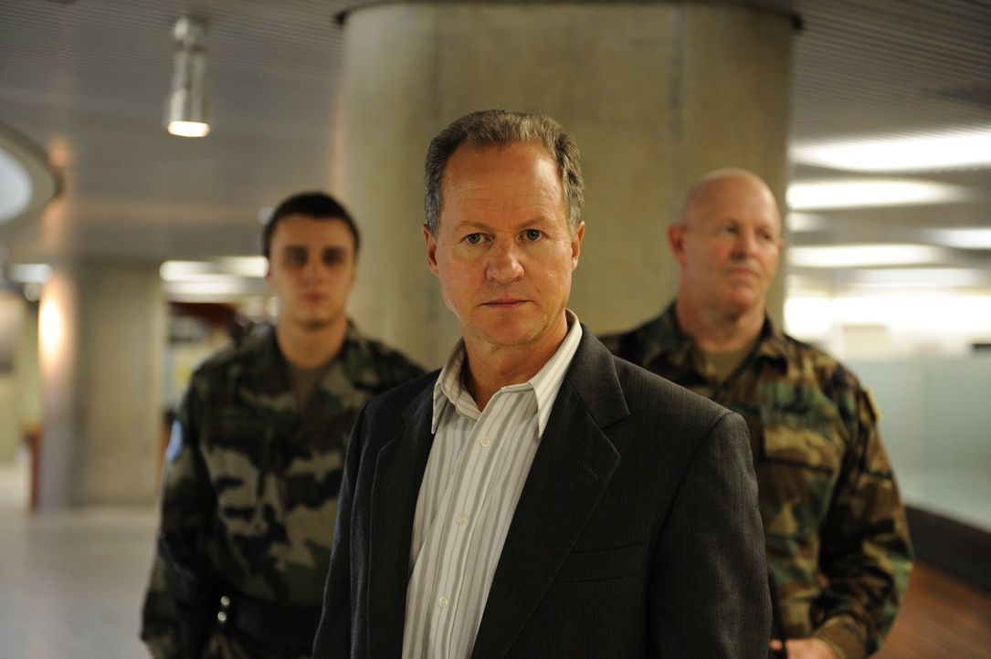 John Blakely (William Hope, M.), der Personalchef von Democra Security, Hat nur noch einen Wunsch: Er will die unbequeme Kathryn so schnell wie mögl... - Bildquelle: 2010 Whistleblower (Gen One) Canada Inc. and Barry Films GmbH