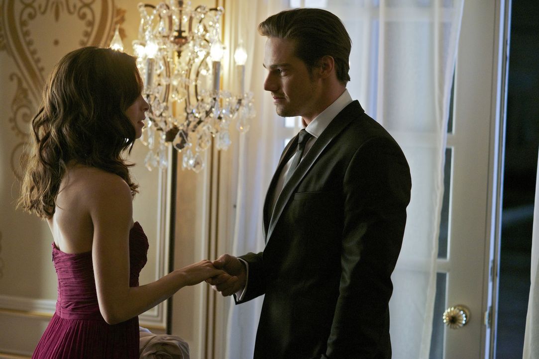 Vincent (Jay Ryan, r.) ist das Versteckspiel leid und taucht überraschend auf der Hochzeit Von Cats (Kristin Kreuk, l.) Vater auf ... - Bildquelle: 2012 The CW Network, LLC. All rights reserved.