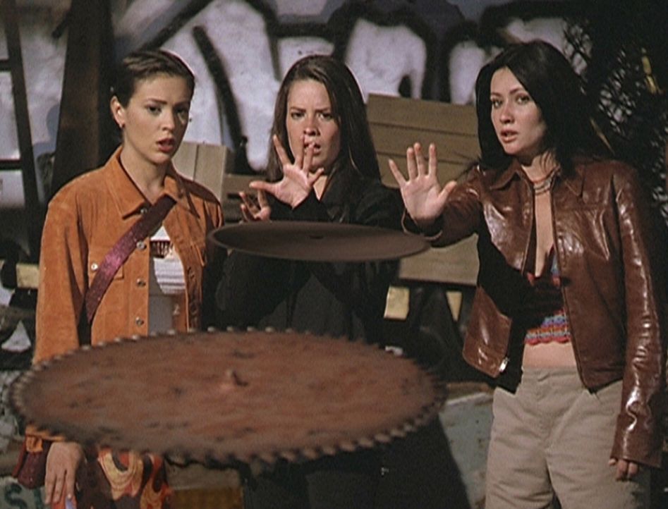 Phoebe (Alyssa Milano, l.), Piper (Holly Marie Combs, M.) und Prue (Shannen Doherty, r.) müssen alle ihre Kräfte aufbringen, um sich gegen die unver... - Bildquelle: Paramount Pictures