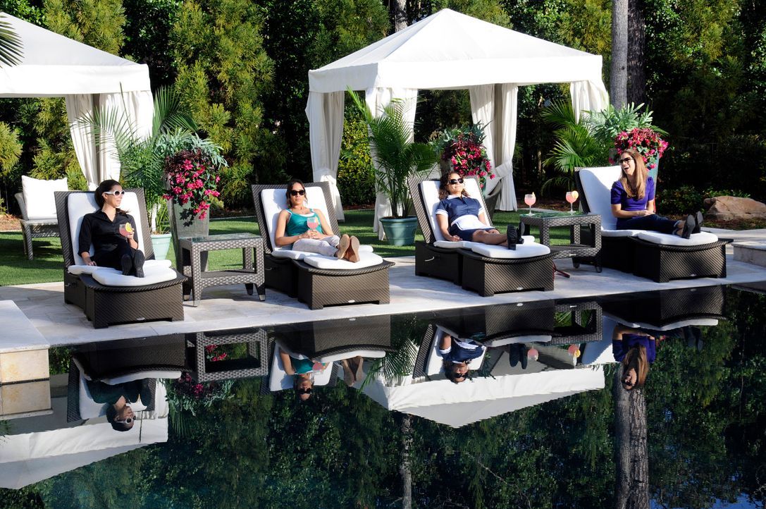Genießen einen Tag am Pool: Carmen (Roselyn Sanchez, l.), Marisol (Ana Ortiz, r.), Rosie (Dania Ramirez, 2.v.l.) und Zoila (Judy Reyes, 2.v.r.) ... - Bildquelle: ABC Studios