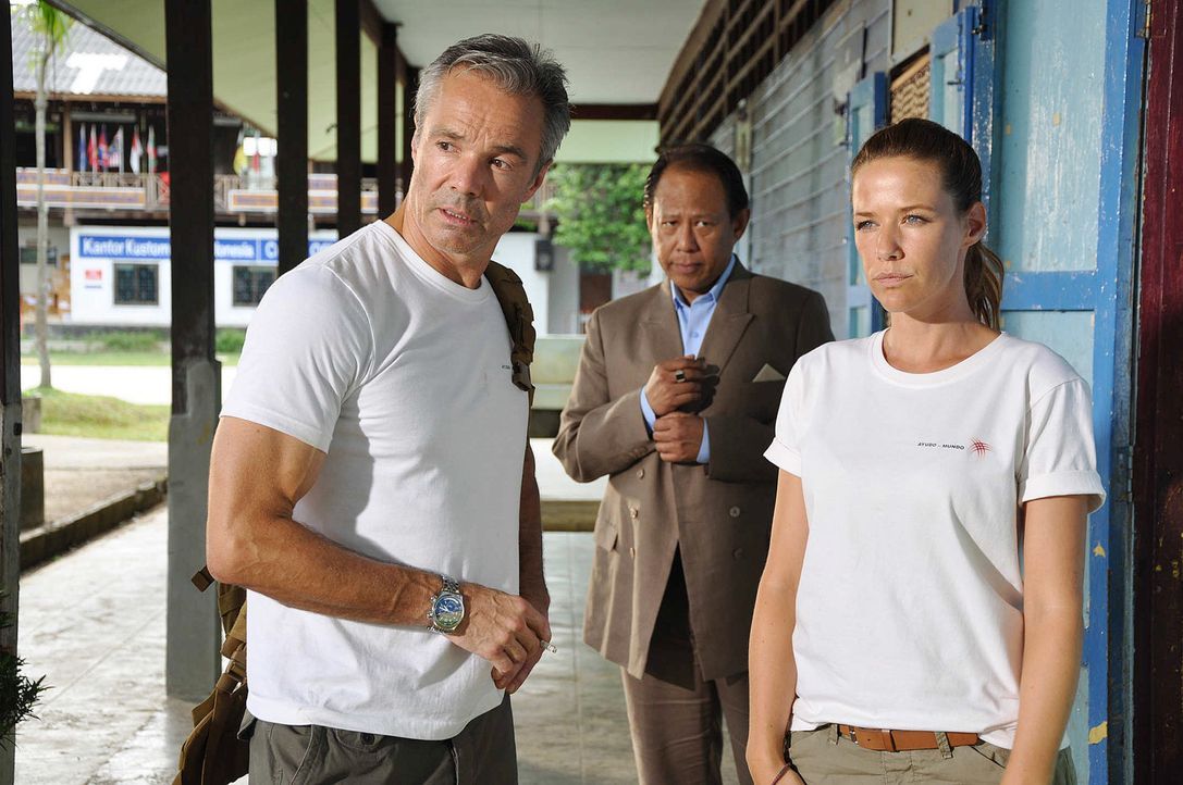 Als Sophie (Alexandra Neldel, r.) zufällig beobachtet, wie sich Dr. Kreusler (Hannes Jaenicke, l.) mit dem Chef der Rebellen (Vithaya Pansrigarn, M.... - Bildquelle: Aki Pfeiffer SAT.1