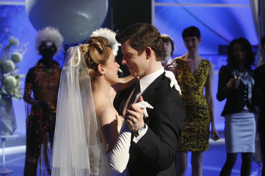Daniel (Eric Mabius, r.) und Molly (Sarah Lafleur, l.) heiraten. Doch bevor die beiden die Hochzeitsreise antreten können, bricht Molly zusammen ... - Bildquelle: 2008   ABC Studios
