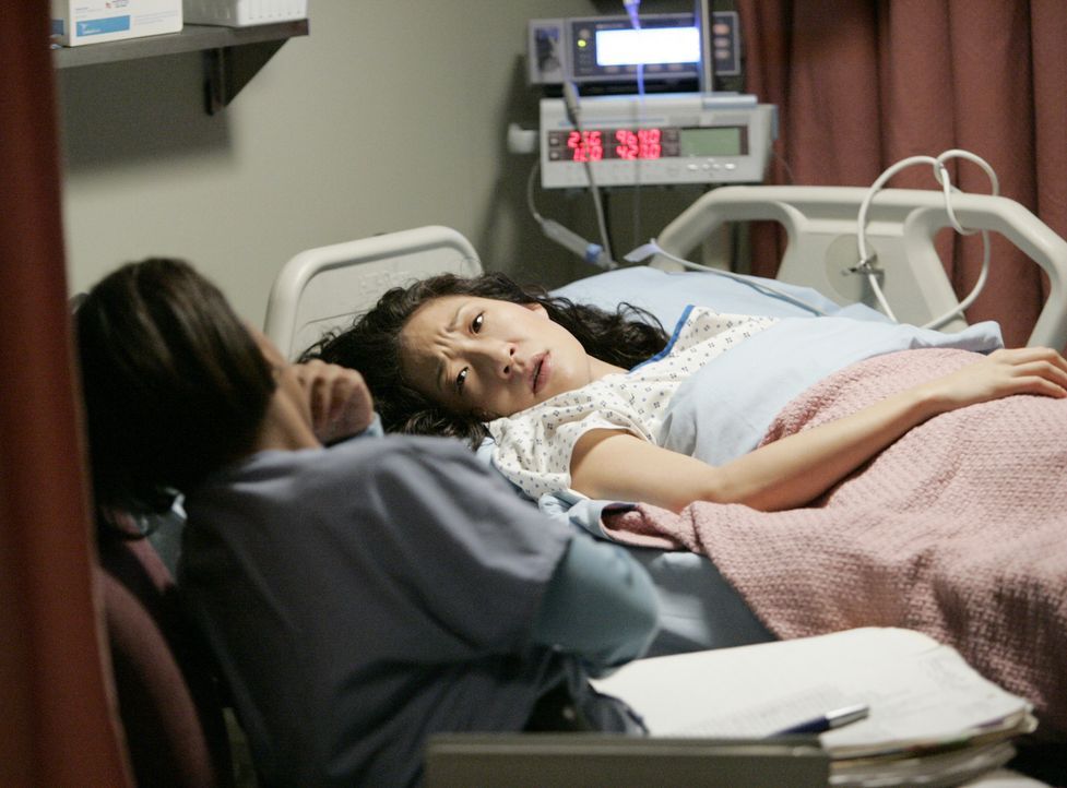 Während sich noch alles um Meredith und ihre Mutter dreht, bricht Cristina (Sandra Oh, r.) im OP zusammen. Bailey (Chandra Wilson, l.) kümmert sich... - Bildquelle: Touchstone Television