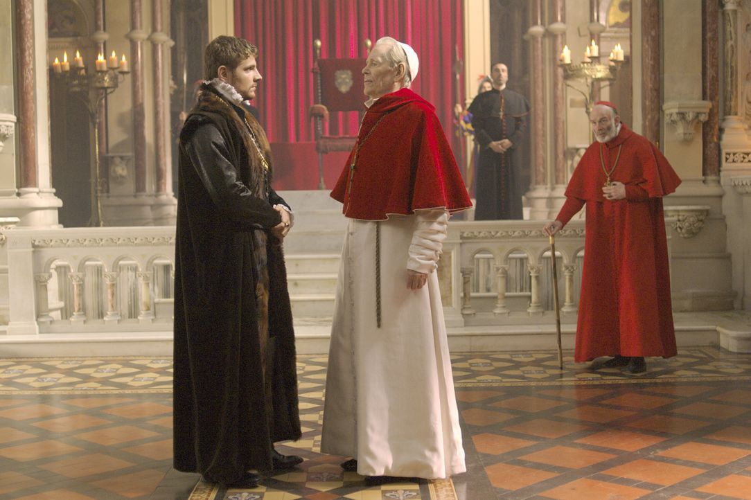 Master William Brereton (James Gilbert, vorne l.) hofft auf die Hilfe von Papst Paul III (Peter O'Toole, vorne r.), der jedoch schickt ihn nach Engl... - Bildquelle: 2008 TM Productions Limited and PA Tudors II Inc. All Rights Reserved.