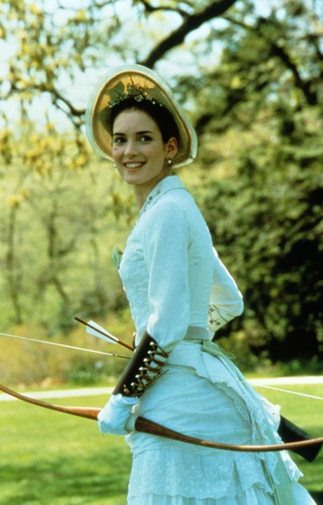 Die hübsche, treuherzige May Welland (Winona Ryder) versucht ihr Glück im Bogenschießen. Leider finden Amors Pfeile nicht immer das ihnen zugedac... - Bildquelle: Columbia Pictures