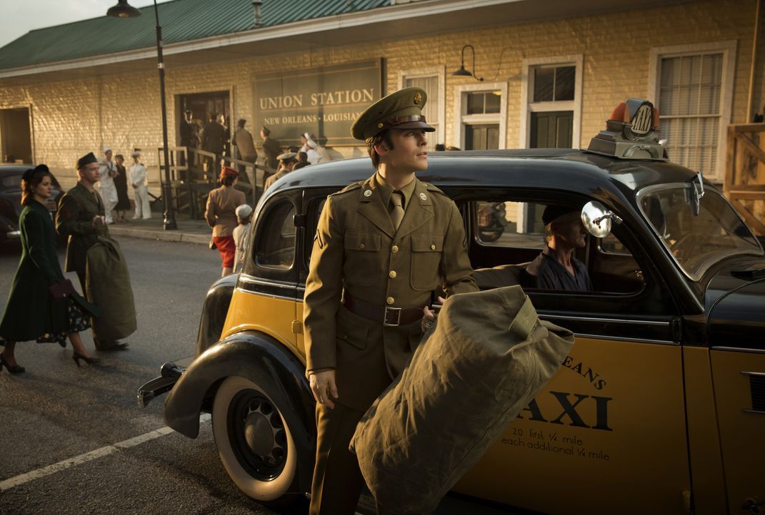 Damon steigt aus einem Taxi - Bildquelle: Warner Bros. Entertainment Inc.