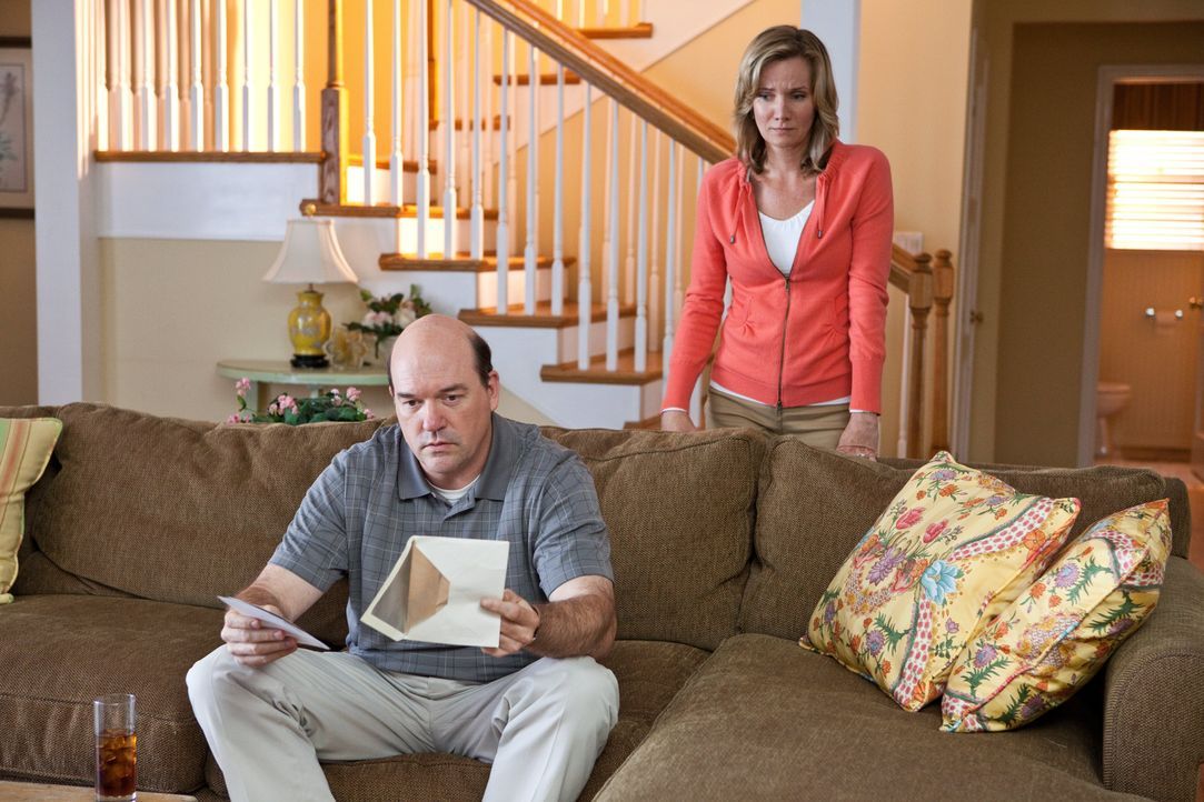 Bernie (John Carroll Lynch, l.) und Claire (Beth Littleford, r.) sind geschockt, als sie einen Briefumschlag mit Nacktfotos ihrer Tochter finden, de... - Bildquelle: Warner Bros.