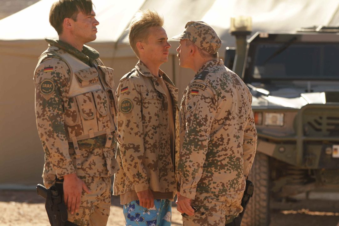 Kaum am Stützpunkt angekommen, rauscht Martin (Constantin von Jascheroff) mit dem einfältigen Oberstleutnant Körner (Michael Lott, r.) zusammen. Auc... - Bildquelle: Sife Ddine ELAMINE ProSieben