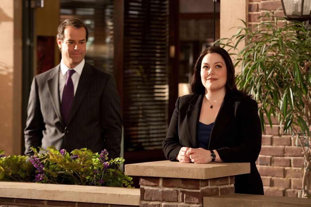 Nachdem Jane (Brooke Elliott, r.) geschickt einen Fall gewonnen hat, von dem ihr Chef Parker (Josh Stamberg, l.) ihr abgeraten hat, steht der Überr... - Bildquelle: 2009 Sony Pictures Television Inc. All Rights Reserved.