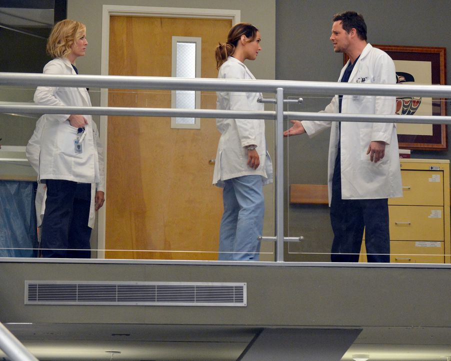 Eine neue Krankenhausdevise wird den Mitarbeitern im Rahmen einer neuerlichen Beschwerde nahegelegt, was Arizona (Jessica Capshaw, l.), Jo (Camilla... - Bildquelle: ABC Studios