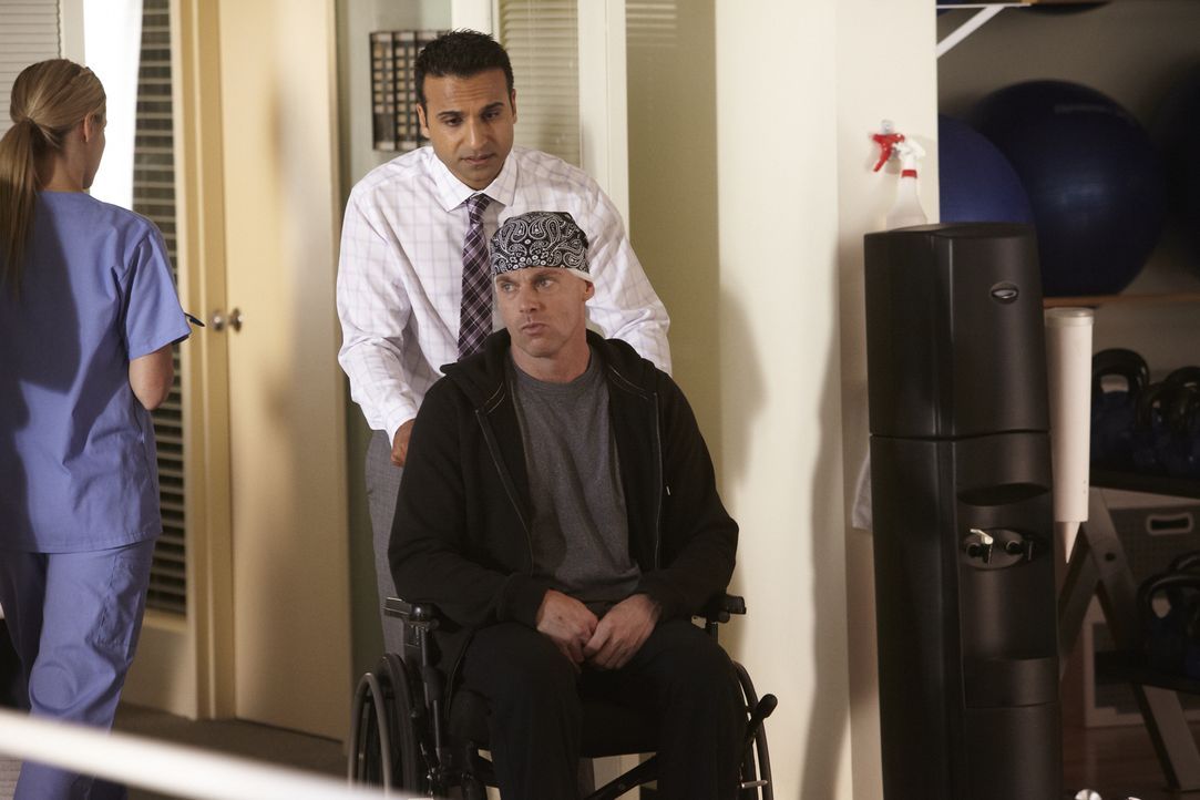 Dr. Shahir Hamza (Huse Madhavji, hinten) kümmert sich um Dr. Charlie Harris (Michael Shanks, vorne), der den Weg zurück ins Leben gefunden hat ... - Bildquelle: 2013 NBC Studios, LLC