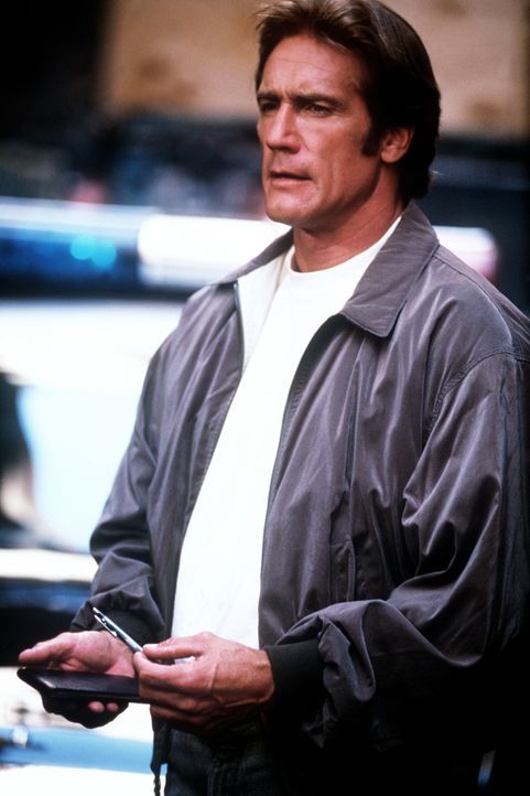 Steve (Barry Van Dyke) erscheint am Tatort. Ein wichtiger Zeuge wurde ermordet. - Bildquelle: Viacom