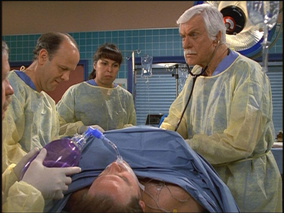 Der unter Mordverdacht stehende Dr. Frederick Wilson (Jim Ortlieb, l.) darf unter Marks (Dick Van Dyke, r.) Aufsicht eine Operation zu Ende bringen. - Bildquelle: Viacom