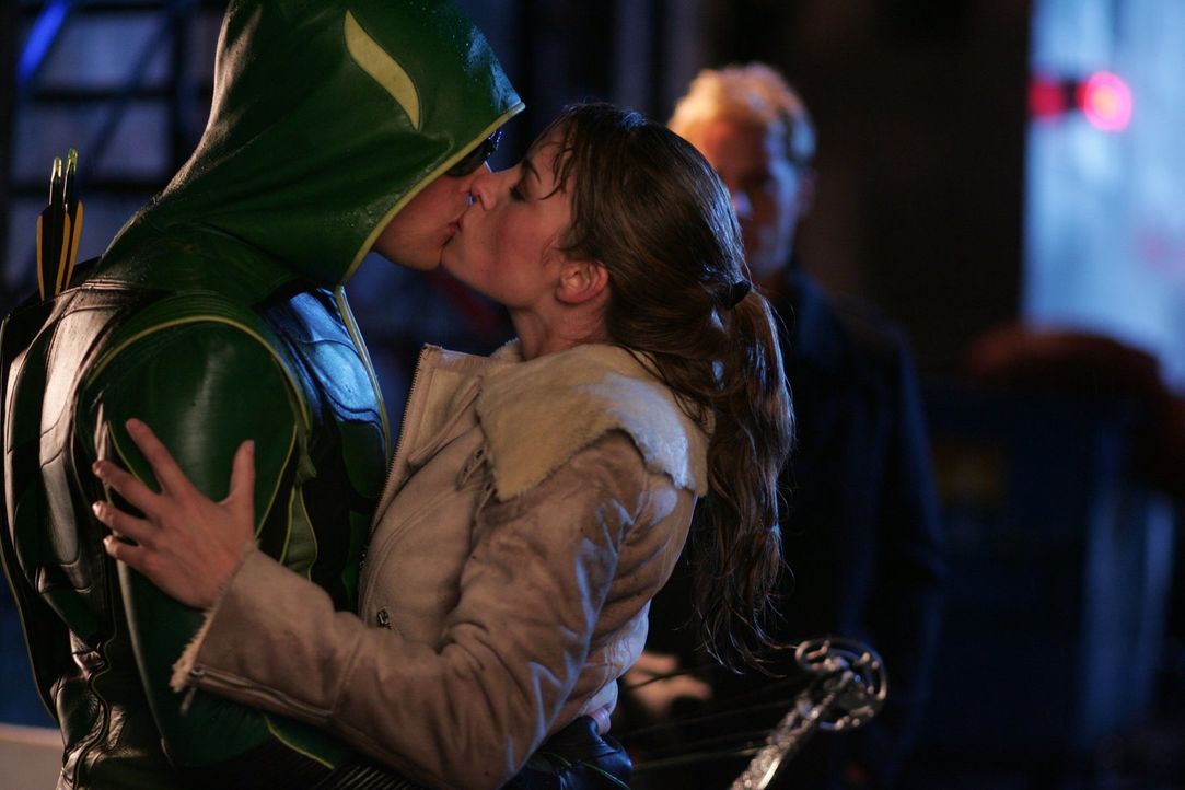 Um Olivers Unschuld zu beweisen, schlüpft Clark (Tom Welling, l.) in das Kostüm des Green Arrows und küsst Lois (Erica Durance, r.). Eine Tat, die n... - Bildquelle: Warner Bros.