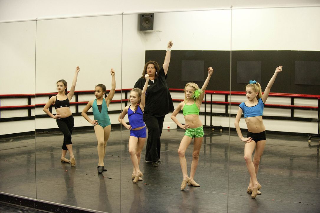 Bei ihren Proben wären Brooke (l.), Nia (2.v.l.), Maddie (M.), Paige (2.v.r.), Chloe (r.) und auch Abby (hinten) nie darauf gekommen, dass sie bald... - Bildquelle: Scott Gries 2012 A+E Networks