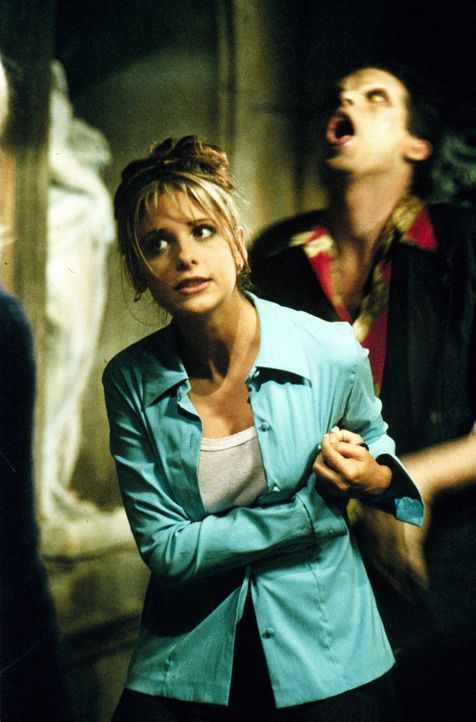 Buffy (Sarah Michelle Gellar, l.) im Kampf mit Thomas (J. Patrick Lawlor, r.) ... - Bildquelle: (1997) Twentieth Century Fox Film Corporation.