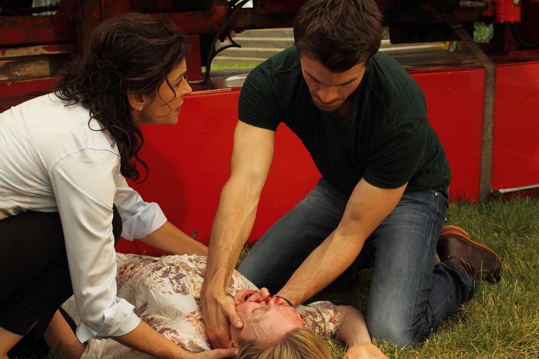 Der Lastwagen droht Stephanie (Jane Moffat, liegend) zu erdrücken. Können Dr. Dana Kinny (Wendy Crewson, l.) und Dr. Joel Goran (Daniel Gillies, r.)... - Bildquelle: 2012 Hope Zee One Inc., All rights reserved