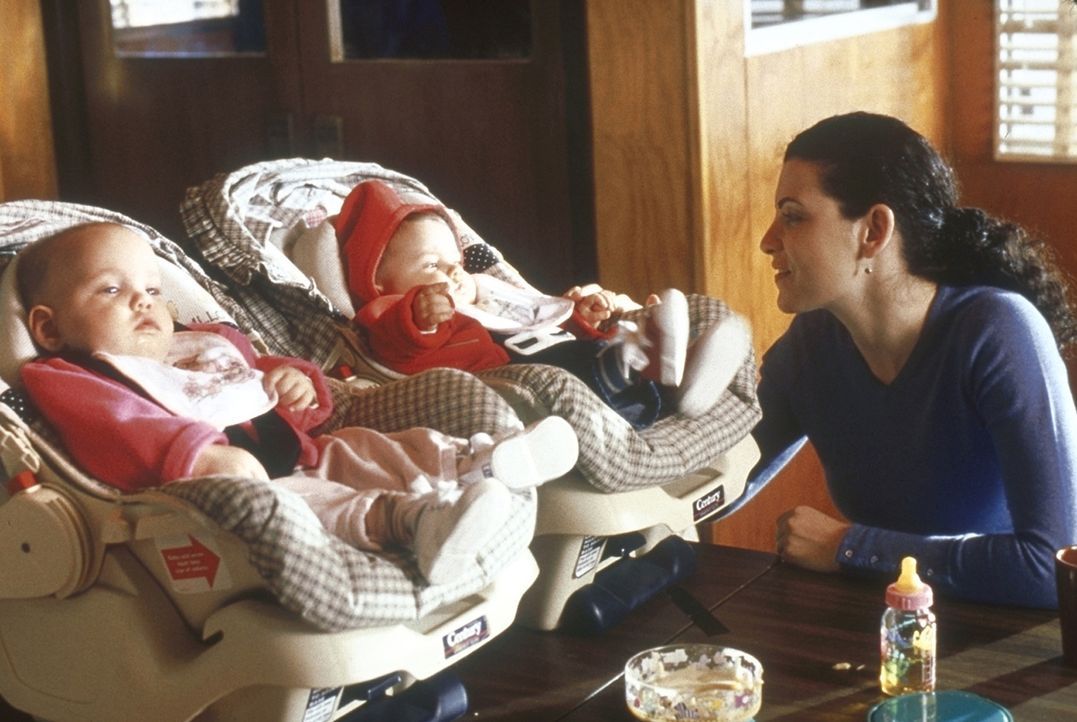 Carol Hathaway (Julianna Margulies, r.) kümmert sich rührend um ihre Zwillinge. - Bildquelle: TM+  2000 WARNER BROS.