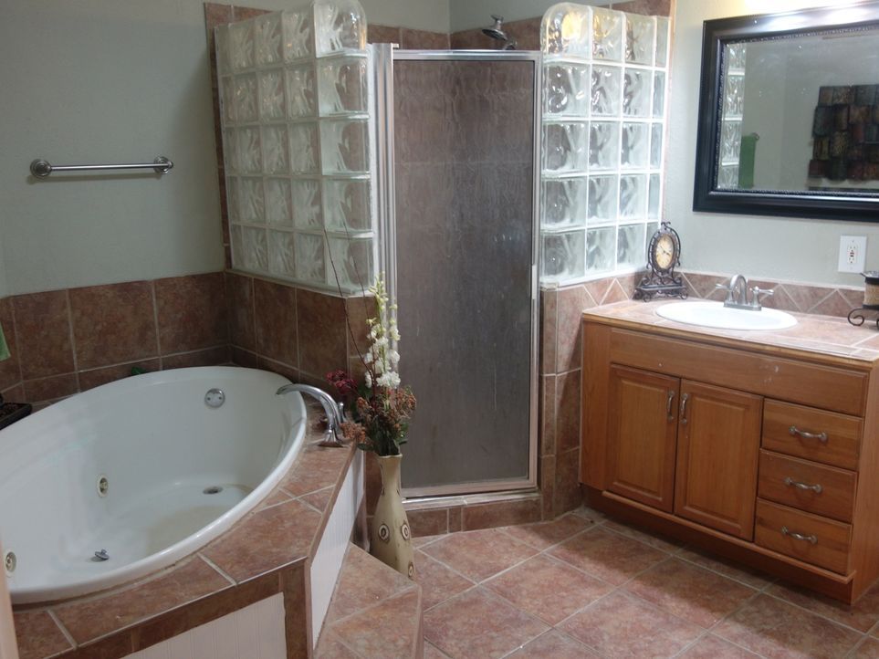 Mit der Badewanne und der Dusche begeistert das geräumige Badezimmer in Drift Winds Veronica und Carlos. Werden auch die anderen Räume sie überzeuge... - Bildquelle: 2015, HGTV/Scripps Networks, LLC. All Rights Reserved.