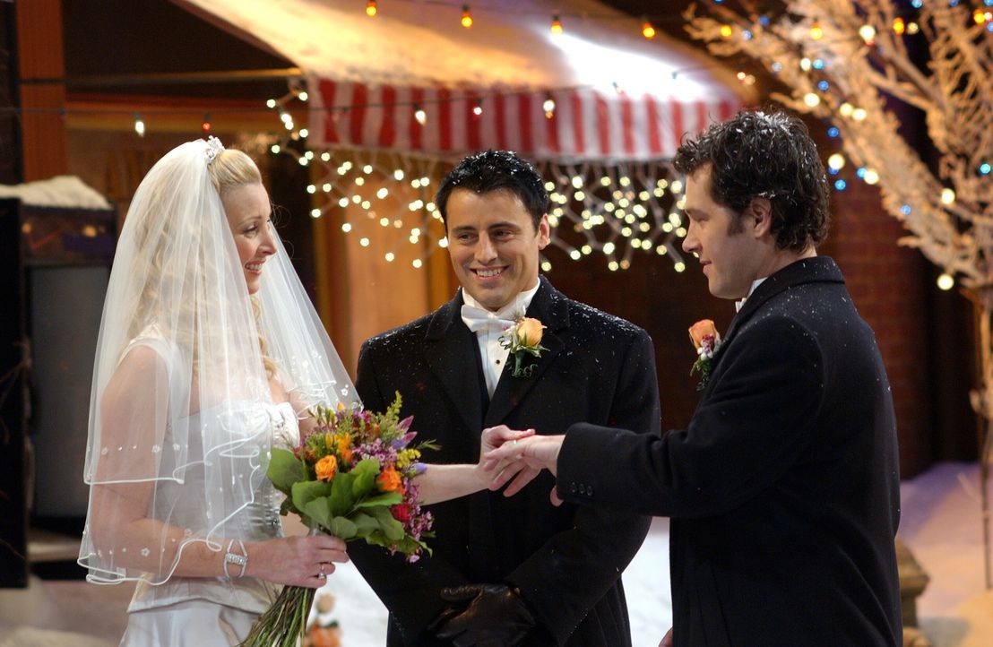 Um die Hochzeit von Phoebe (Lisa Kudrow, l.) und Mike (Paul Rudd, r.) nicht absagen zu müssen, springt Joey (Matt LeBlanc, M.) als Pfarrer ein ... - Bildquelle: 2003 Warner Brothers International Television