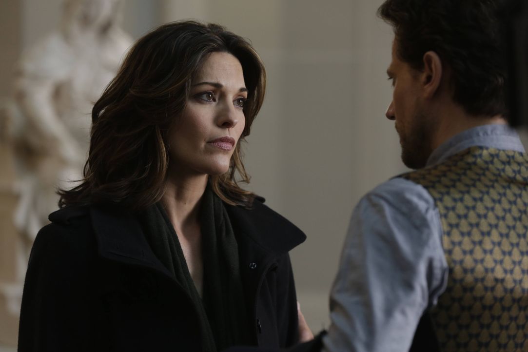 Sollte Adam gewinnen, ist Henrys (Ioan Gruffud, r.) Geheimnis nicht mehr sicher und Jo (Alana De La Garza, l.) erfährt die Wahrheit über ihn ... - Bildquelle: Warner Bros. Television