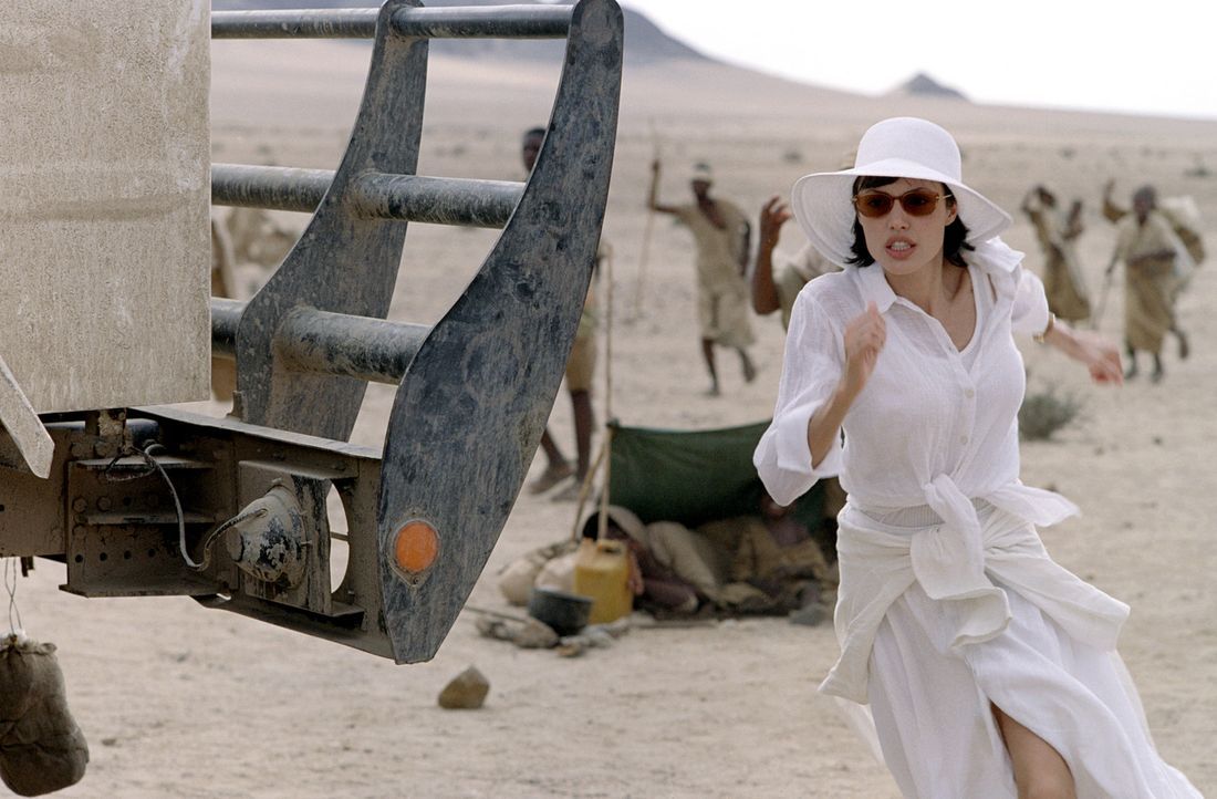 Sarah (Angelina Jolie) ist von der flammenden Rede von Dr. Nick Callahan, die er zugunsten von hilfsbedürftigen Kindern in Afrika hält, so schwer... - Bildquelle: Paramount Pictures