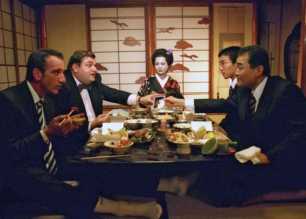 Uli (Christoph Hagen Dittmann, 2.v.l.) und Paul (Heio von Stetten, l.) sind beide zu einem Essen mit Sumoto-Chef Tanaka (Osamu Shigematsu, r.) einge... - Bildquelle: Marco Nagel Sat.1