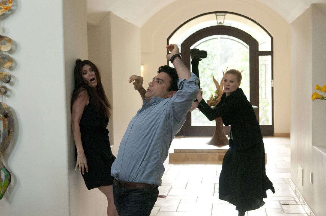 Als plötzlich Carmens (Roselyn Sanchez, l.) Ehemann Oscar (Jaime Camil, M.) vor der Tür steht, braucht sie unerwartet Hilfe von Sam und Odessa (Meli... - Bildquelle: ABC Studios