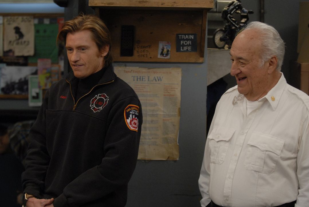 Familientreffen: Tommy (Denis Leary, l.) und sein Dad (Charles Durning, r.) ... - Bildquelle: 2007 Sony Pictures Television Inc. All Rights Reserved