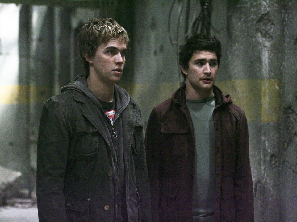 Ein riskantes Abenteuer: Declan (Chris Olivero, l.) und Kyle (Matt Dallas, r.) gehen in die Ruine und wissen nicht, welche Gefahr ihnen dort droht ... - Bildquelle: TOUCHSTONE TELEVISION