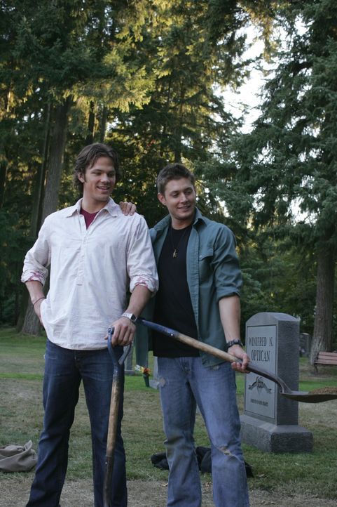 Am Grab ihrer Mutter wollen Sam (Jared Padalecki, l.) und Dean (Jensen Ackles, r.) etwas von ihrem Vater John hinterlassen ... - Bildquelle: Warner Bros. Television