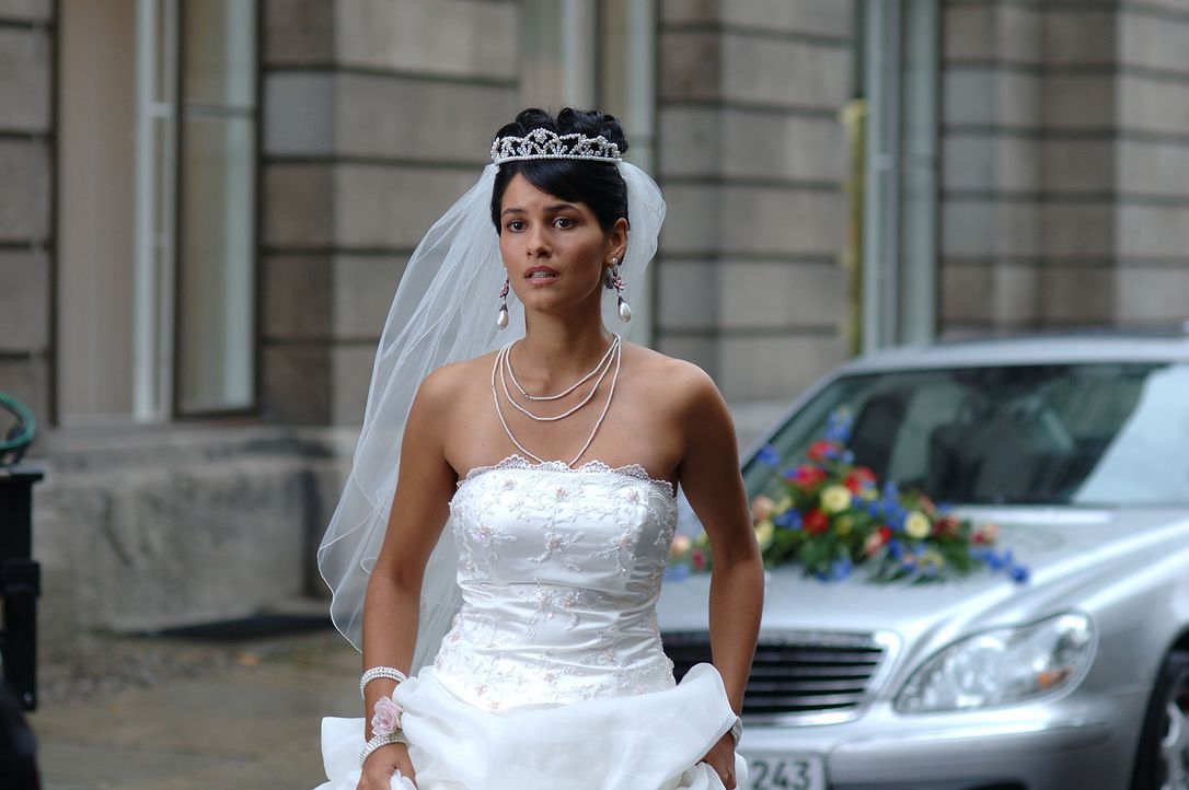 Erst am Tag ihrer Hochzeit mit dem türkischen Arzt Tarkan erkennt Aylin (Mandala Tayde), was sie wirklich will: Götz! - Bildquelle: ProSieben