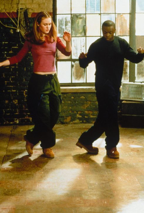 Langsam führt Derek (Sean Patrick Thomas, r.) die Ballettratte Sara (Julia Stiles, l.) ans Hip-Hop-Tanzen heran. Schon bald teilt diese seine Leide... - Bildquelle: Paramount Pictures