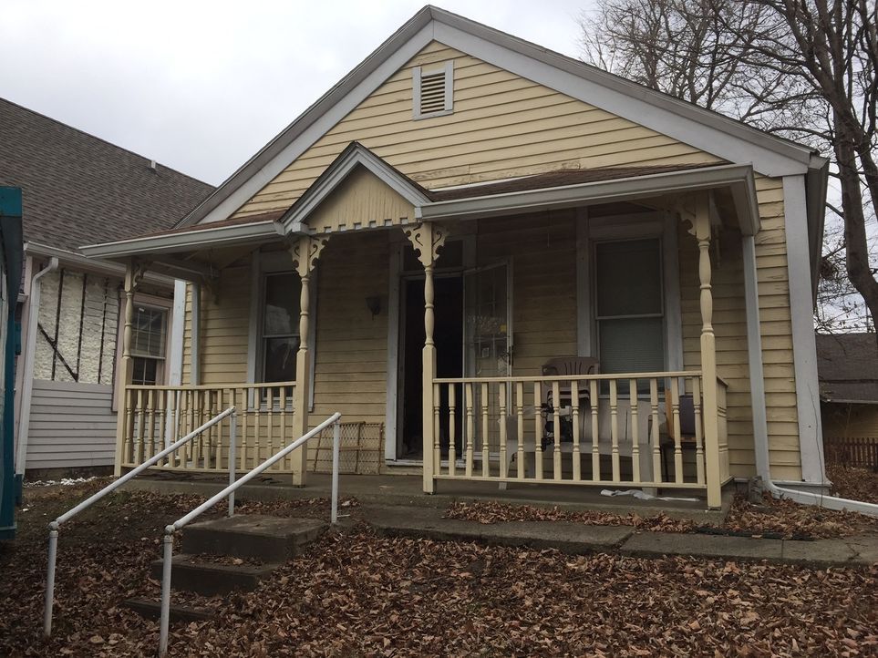Das Haus mit seiner kleinen Veranda bietet viel Potenzial. Was Karen und Mina wohl daraus zaubern können? - Bildquelle: 2017,HGTV/Scripps Networks, LLC. All Rights Reserved