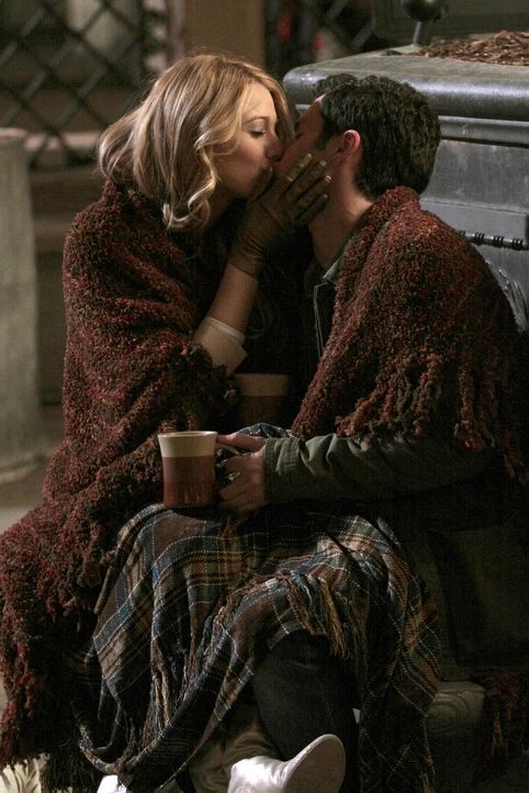 Nach einigen Sorgen kommen sich Dan (Penn Badgley, r.) und Serena (Blake Lively, l.) wieder näher ... - Bildquelle: Warner Bros. Television