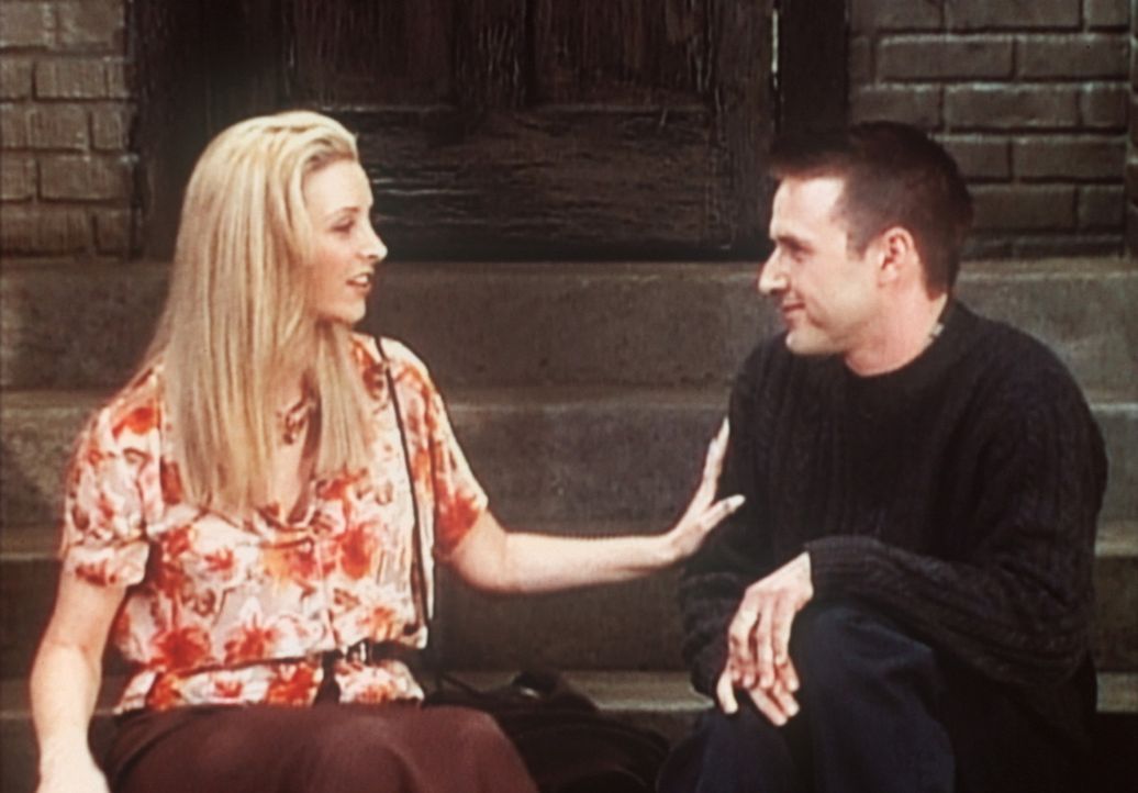Phoebe (Lisa Kudrow, l.) wird von einem jungen Mann (David Arquette, r.) verfolgt, was ihr unheimlich ist, doch eine Unterhaltung mit ihm belehrt si... - Bildquelle: TM+  2000 WARNER BROS.
