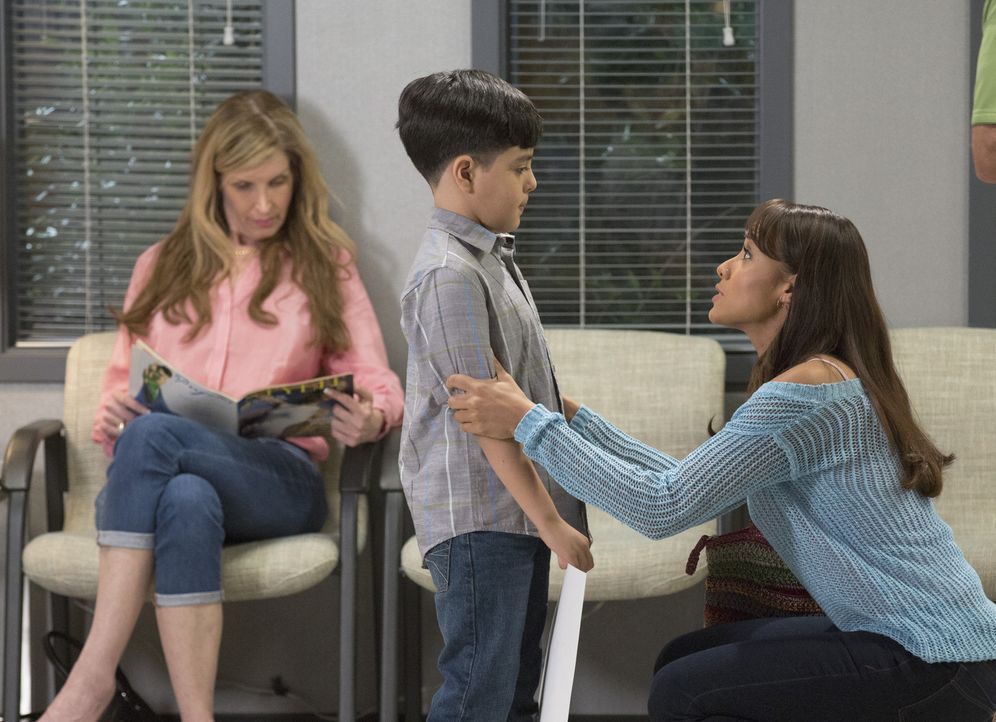 Als Rosie (Dania Ramirez, r.) mit Miguel (Octavio Westwood, M.) im Krankenhaus ihren Boss besucht, fasst sie einen Plan ... - Bildquelle: 2014 ABC Studios