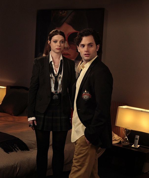 Dan (Penn Badgley, r.) trifft auf Georgina (Michelle Trachtenberg, l.) und macht dabei eine schockierende Entdeckung ... - Bildquelle: Warner Bros. Television