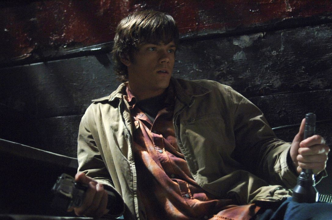Als Sam (Jared Padalecki) seinem Bruder zur Hilfe kommen möchte, findet er ihn bewusstlos vor - voller Sorge bringt er ihn ins Krankenhaus ... - Bildquelle: Warner Bros. Television
