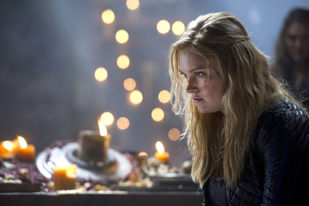 Clarke (Eliza Taylor) muss mit dem klarkommen, dass sie Finn auf dem Gewissen hat ... - Bildquelle: 2014 Warner Brothers